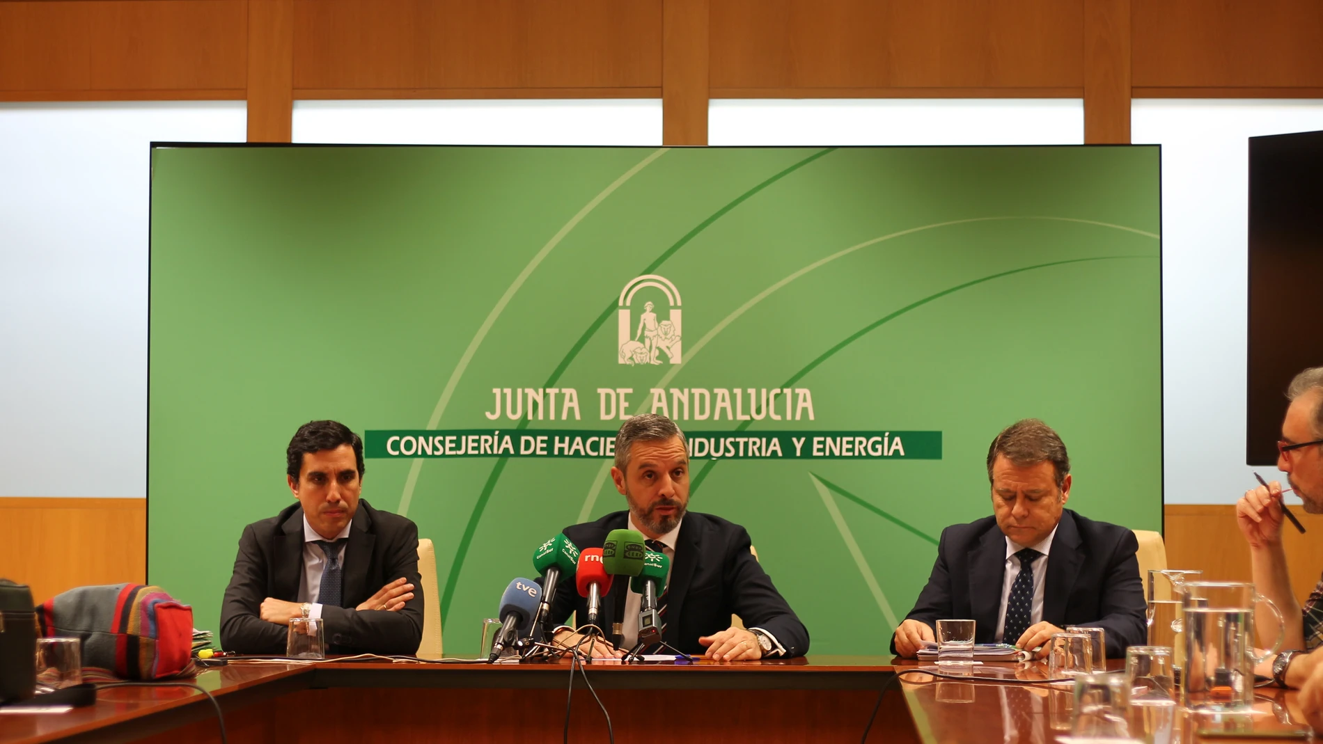 El consejero de Hacienda, Juan Bravo, con el director de Tributos y Juego, Manuel Vázquez, y el secretario general de Hacienda, Ignacio Méndez