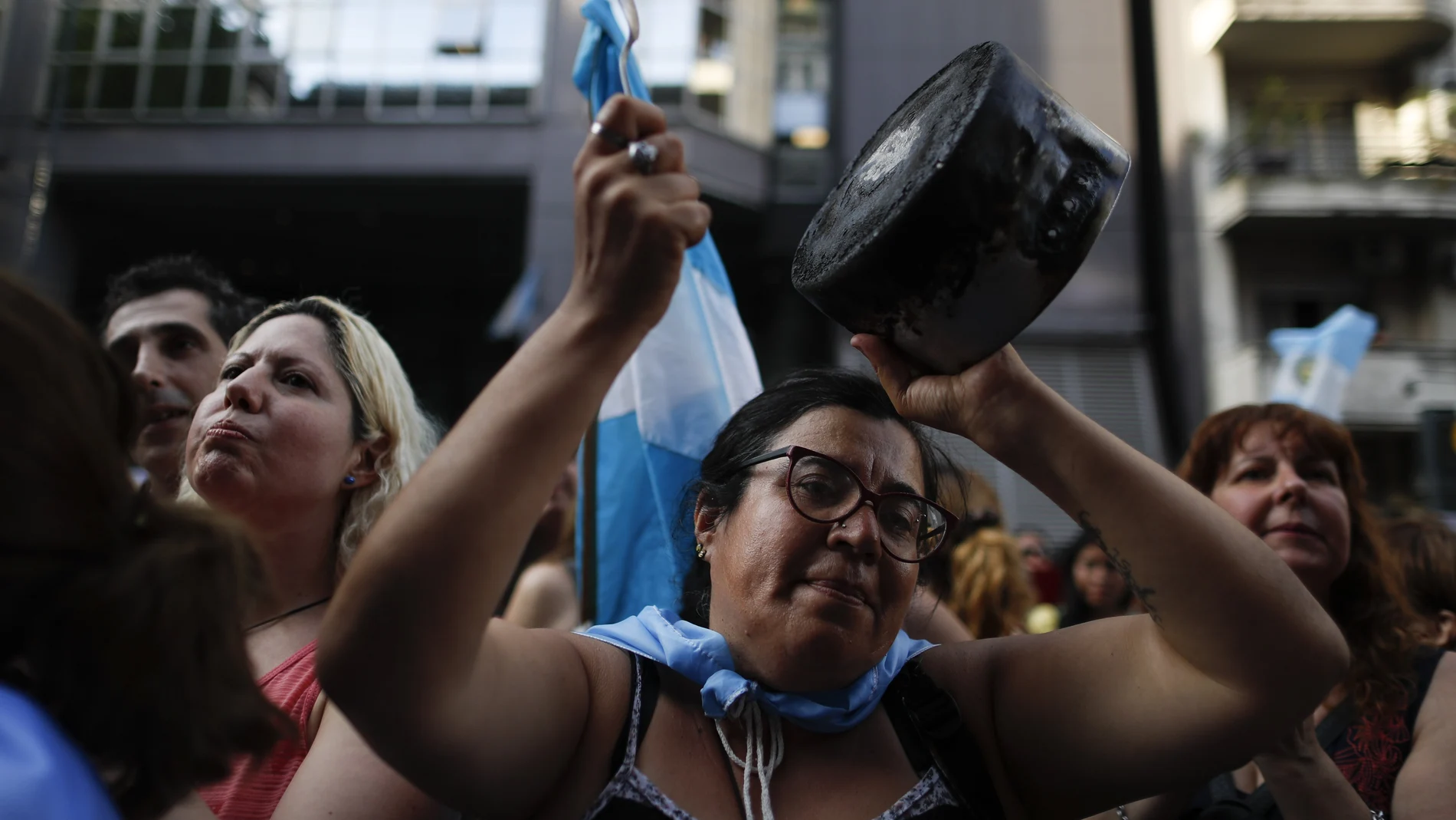 Protestas frente al Congreso contra el plan de emergencia económica del presidente argentino, Alberto Fernández