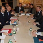El primer ministro francés, Édouard Philippe, recibe en el Palacio de Matignon a la asociación de pequeños y medianos empresarios para dialoga sobre la reforma de las pensiones