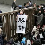 Victoria. La periodista japonesa sostiene un cartel en el que se puede leer &quot;Victoria&quot;