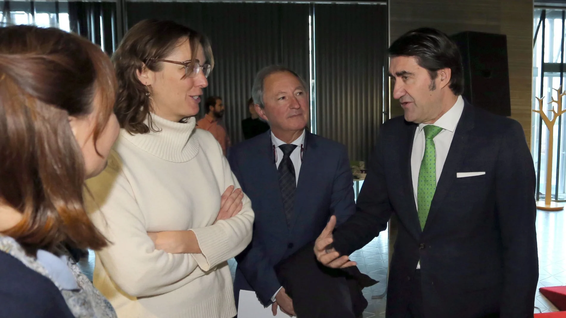 El consejero de Fomento y Medio Ambiente, Juan Carlos Suárez-Quiñones, conversa con varios participantes en la jornada sobre cambio climático y gestión forestal