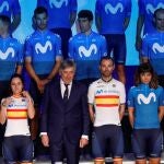 El director del Movistar Team 2020, Eusebio Unzué, posa junto a los ciclistas Alejandro Valverde y Lourdes Oyarbide en la presentación del equipo