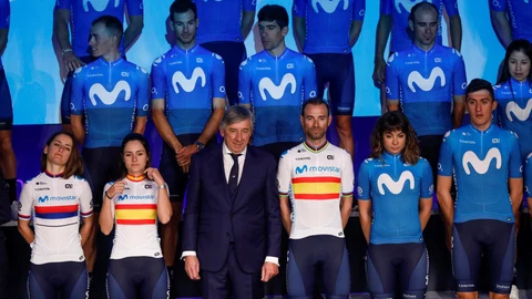 El director del Movistar Team 2020, Eusebio Unzué, posa junto a los ciclistas Alejandro Valverde y Lourdes Oyarbide en la presentación del equipo