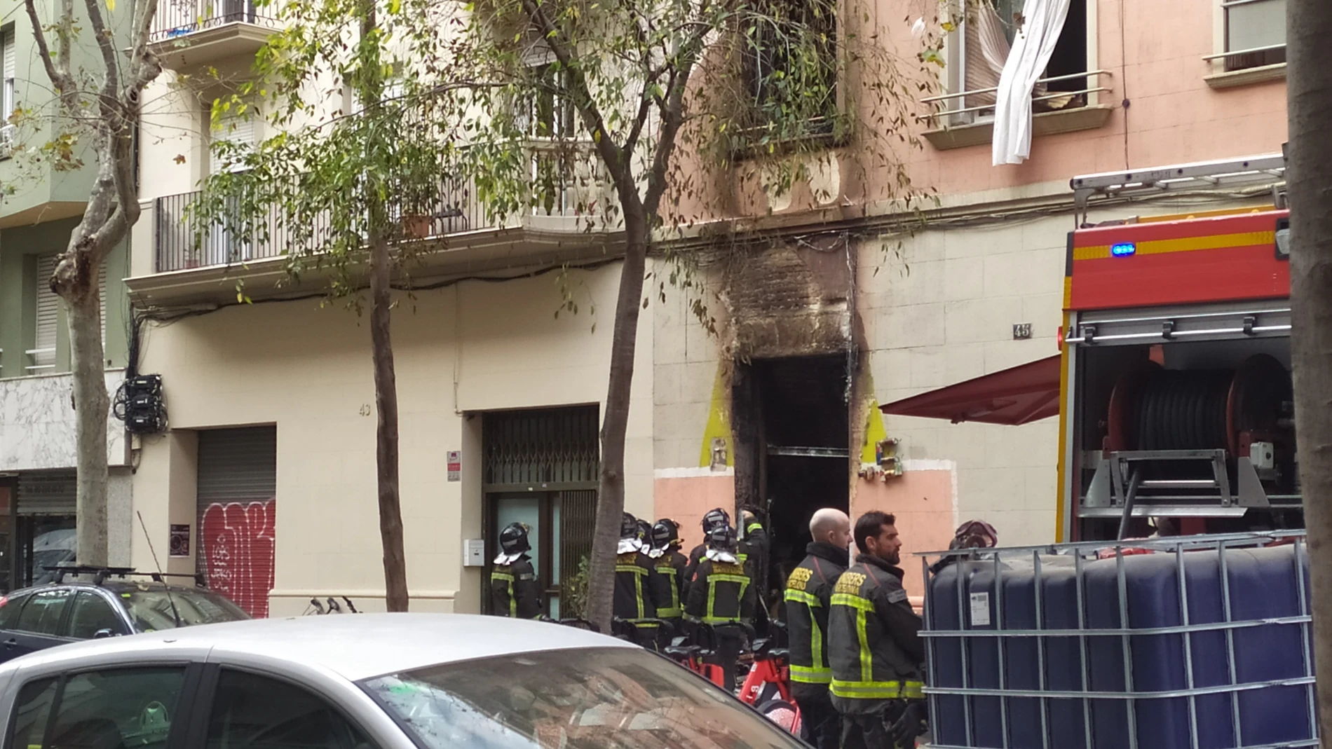 Sucesos.- Apagado el incendio en la calle Enamorats de Barcelona