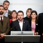 GRAFCAT9164. BARCELONA, 19/12/2019.- El vicepresidente del Govern y conseller de Economía, Pere Aragonès (c), acompañado por el presidente del Parlament, Roger Torrent (i) y la portavoz de ERC, Marta Vilalta (2d), durante la rueda de prensa que han ofrecido los diputados de ERC para valorar la sentencia del TSJE sobre la inmunidad de Oriol Junqueras . EFE/ Quique García