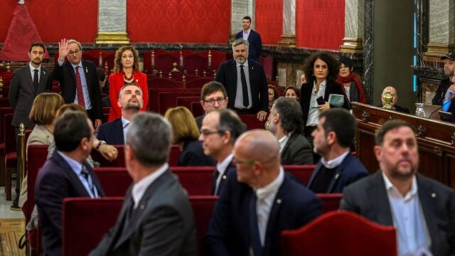 Los doce condenados por su papel en el proceso soberanista saludan a Quim Torra durante una de las sesiones del juicio