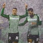 GRAF2108. SEVILLA, 19/12/2019.- El delantero del Real Betis Balompié Cristian Tello (i) celebra junto a su compañero Borja Iglesias (d) su gol marcado de penalti, el primero del equipo, durante el partido ante el Club Atlético Antoniano correspondiente a la primera ronda de la Copa de S.M el Rey, celebrado este jueves en el estadio Benito Villamarín de Sevilla. EFE/ Raúl Caro