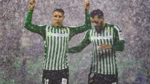 GRAF2108. SEVILLA, 19/12/2019.- El delantero del Real Betis Balompié Cristian Tello (i) celebra junto a su compañero Borja Iglesias (d) su gol marcado de penalti, el primero del equipo, durante el partido ante el Club Atlético Antoniano correspondiente a la primera ronda de la Copa de S.M el Rey, celebrado este jueves en el estadio Benito Villamarín de Sevilla. EFE/ Raúl Caro