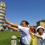 Dos turistas chinos se sacan una fotografía con la Torre de Pisa