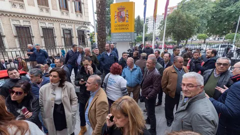 GRAFCVA796. MURCIA, 19/12/2019..- Cientos de agricultores del Sindicato Central de Regantes del Acueducto Tajo Segura se han concentrado esta mañana en la puerta de la delegación del gobierno en Murcia para protestar por el trasvase cero aprobado para el mes de diciembre por el ministerio de transición ecológica. EFE/Marcial Guillén