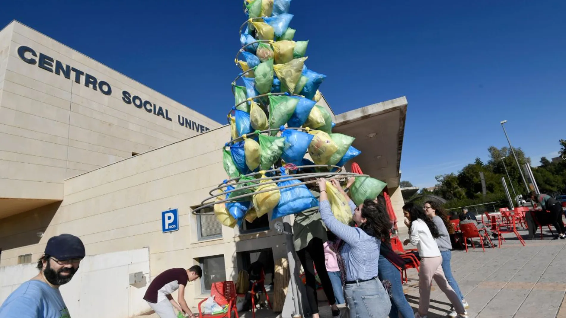 Árbol de Navidad fabricado con bolsas de plástico en la Universidad de Murcia (UMU)