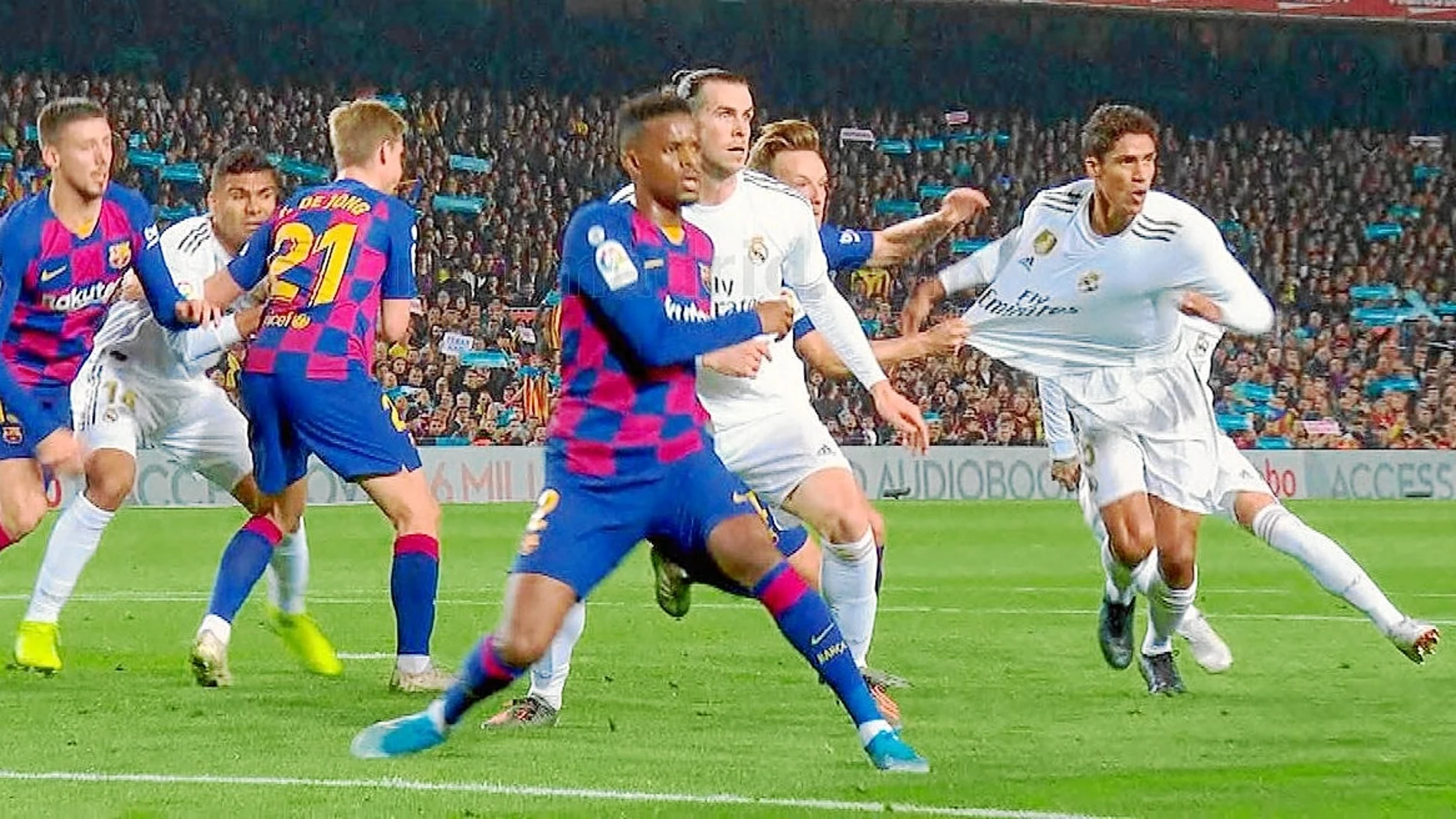 Rakitic tira de la camiseta de Varane dentro del área. La jugada es clara