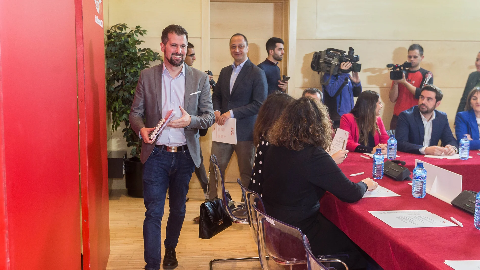 El secretario regional del PSOE, Luis Tudanca, y el secretario de Política Institucional y Administraciones Públicas del PSOE, Alfonso Rodríguez Gómez de Celis, se reúnen con los parlamentarios socialistas de Castilla y León.