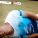 Matías Casco se retuerce de dolor en el césped tras recibir la brutal patada