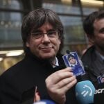 Carles Puigdemont y Toni Comín con sus acreditaciones en Estrasburgo.