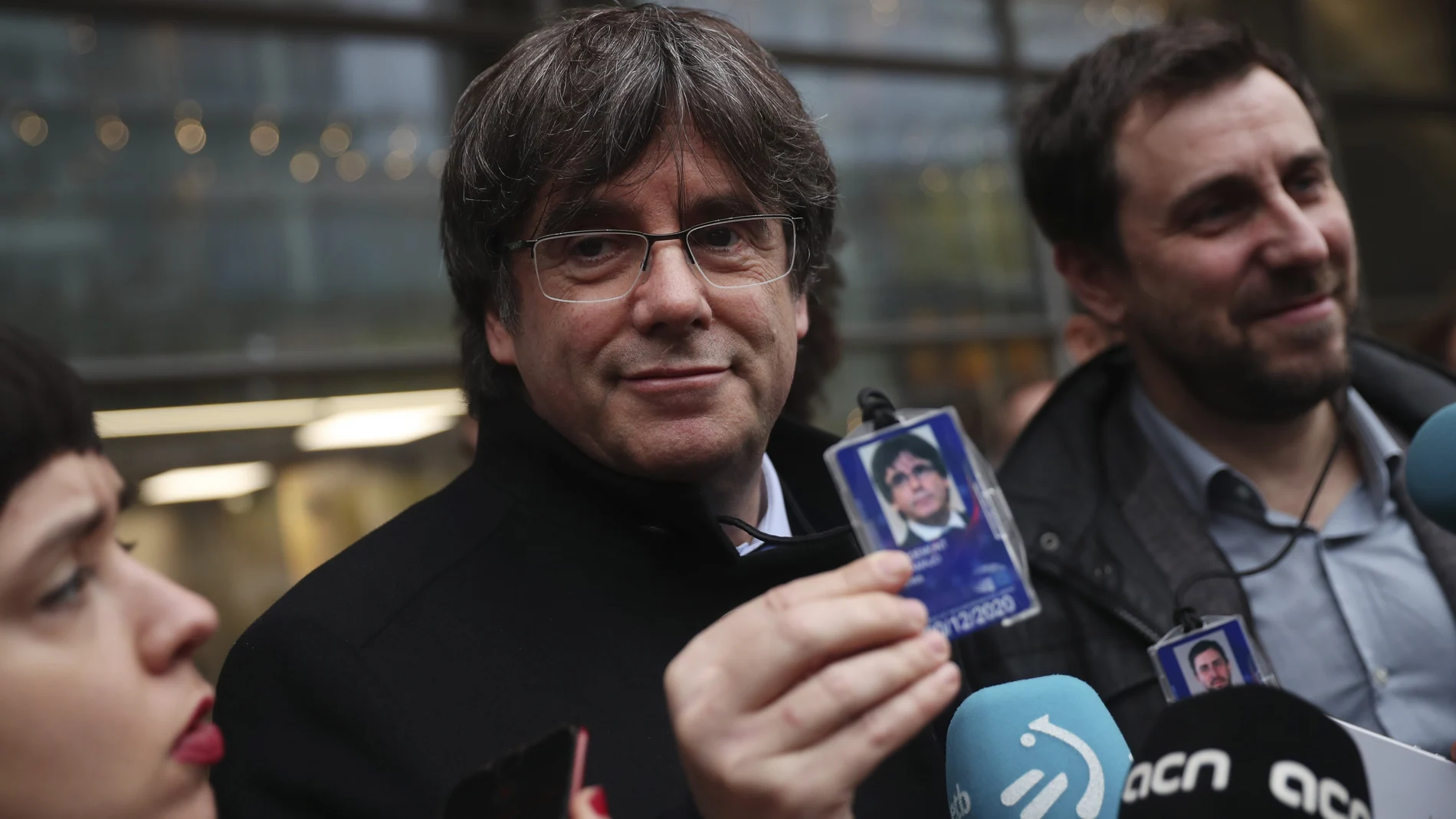 Carles Puigdemont y Toni Comín con sus acreditaciones en Estrasburgo.