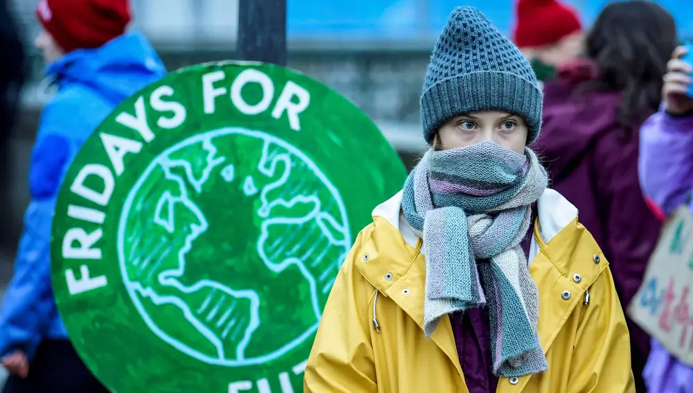 La joven activista sueca Greta Thunberg participa en una manifestación contra el cambio climático organizada por el movimiento Fridays For Future, a las afueras del Parlamento sueco, Riksdagen, en Estocolmo. EFE/Pontus Lundahl