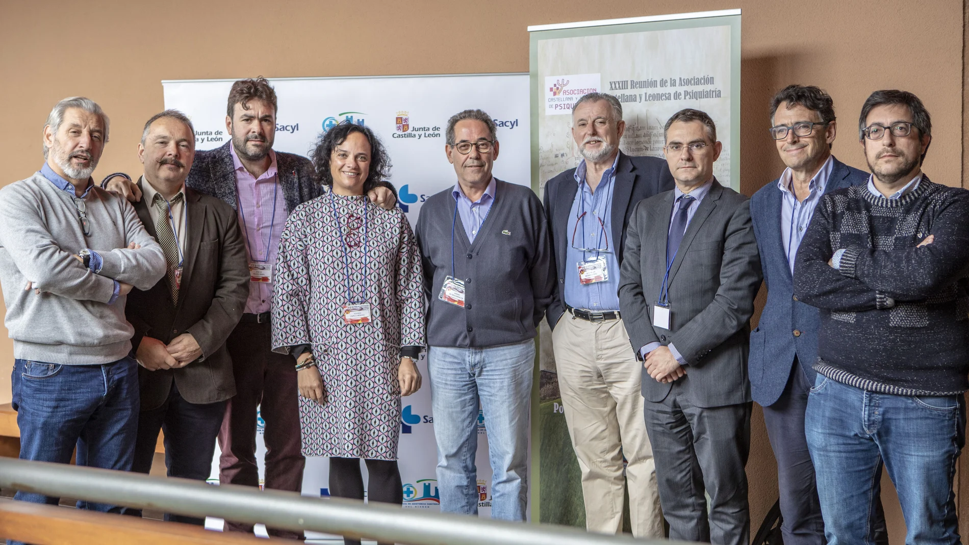 De izquierda a derecha, Angel Luis Montejo, Francisco Rodríguez, José María Pelayo, Yolanda Zapico, Avelino de Dios, José Miguel Segovia, Carlos Roncero, Francisco Ruiz y Alberto Miranda, tras la reunión sobre Humanización y Psiquiatría en Ponferrada