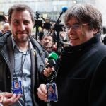 Carles Puigdemont y Toni Comín con sus acreditaciones en el Parlamento Europeo la semana pasada.