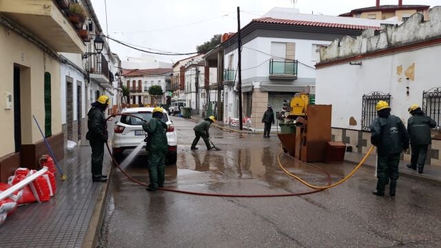 Efectivos de Infoca trabajan en Nerva (Huelva)