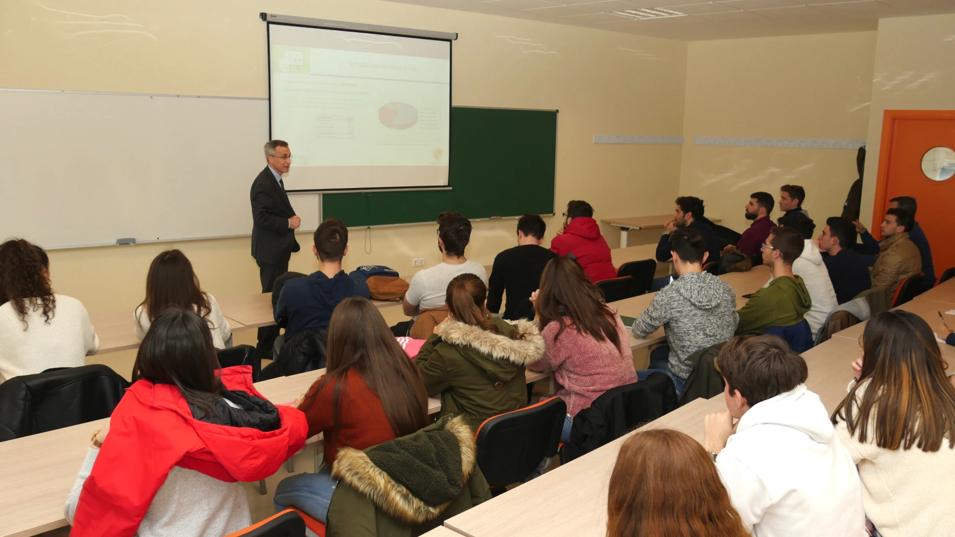 Alumnos de la UJA acuden a una jornada del Proyecto Edufinet