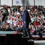 Trump, reforzado por el respaldo de su partido, cargó contra sus rivales en un acto de campaña en Michigan
