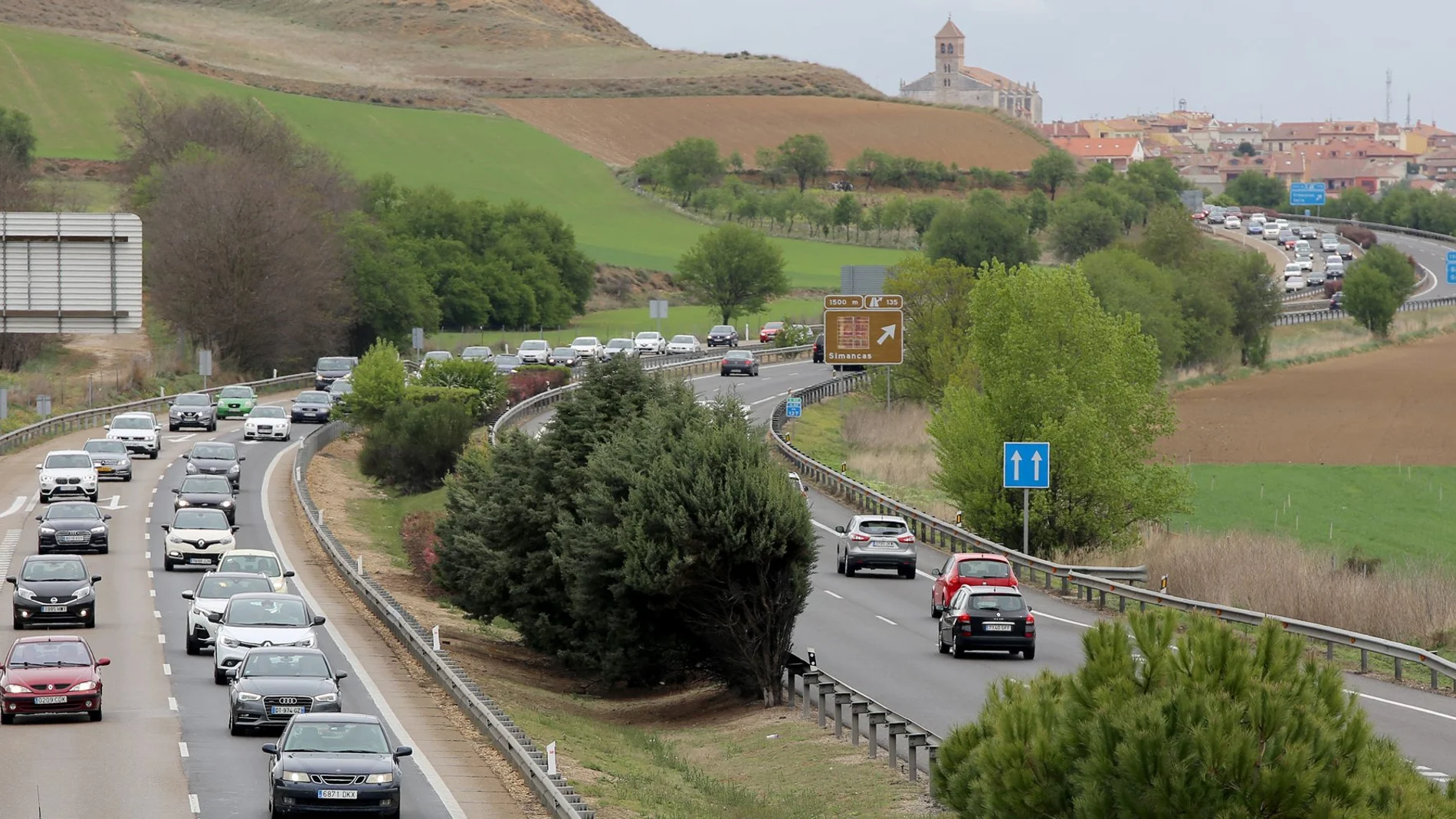 Tráfico denso en la A-62 a su paso por Simancas (Valladolid
