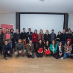 Foto de familia de los finalistas, el jurado y miembros de la Fundación Cruzcampo