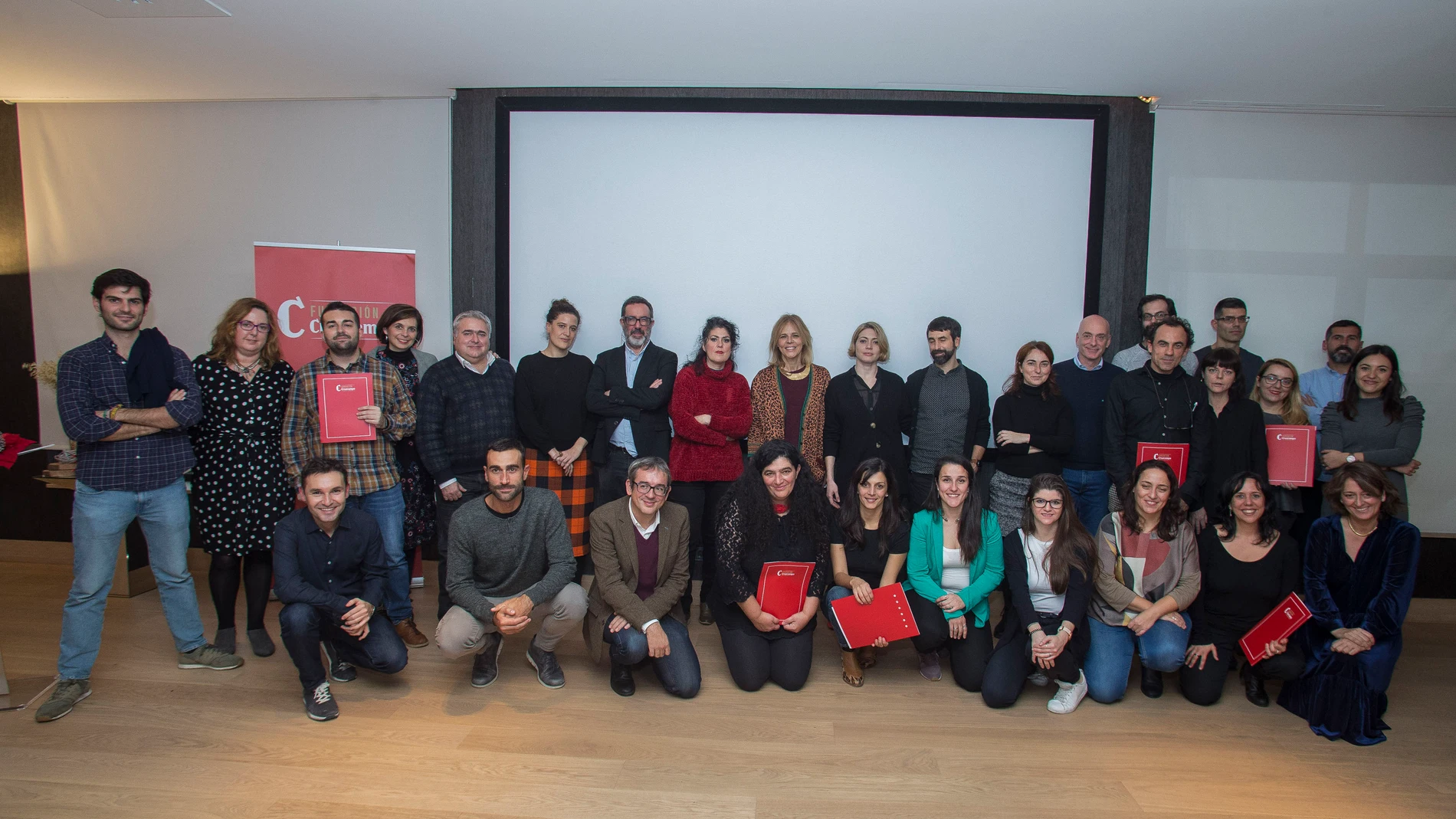 Foto de familia de los finalistas, el jurado y miembros de la Fundación Cruzcampo