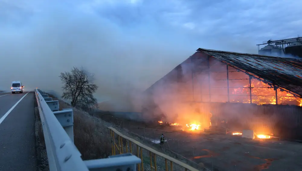 Incendio en el polígono industrial de Venta de Baños (Palencia)Un incendio destruye una nave de almacenaje de subproductos de una industria galletera