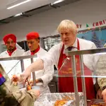 El primer ministro británico, Boris Johnson, sirve el almuerzo de Navidad a las tropas británicas en el campus militar de Tapa (Estonia), el 21 de diciembre