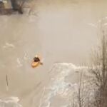 piragüista desafía la crecida del río Júcar en Cuenca
