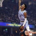 El vuelo de Ja Morant por encima de Kevin Love (2,06)