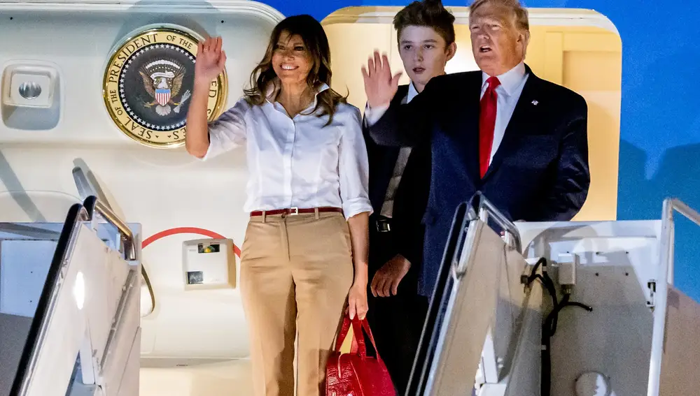 El presidente Donald Trump, su esposa Melania y su hijo Barron saludan desde el &quot;Air Force One&quot; en el aeropuerto de Palm Beach20/12/2019 ONLY FOR USE IN SPAIN