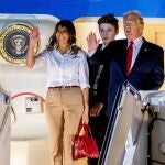 El presidente Donald Trump, su esposa Melania y su hijo Barron saludan desde el "Air Force One" en el aeropuerto de Palm Beach20/12/2019 ONLY FOR USE IN SPAIN