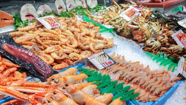 Tanto los pescados grasos (caballa, trucha, salmón, arenque, sardinas) como las algas son buenas fuentes de ácidos grasos omega-3