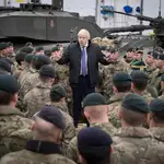 El primer ministro Boris Johnson durante una visita a las tropas británicas en Estonia en 2019