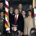 Donald Trump y Melania Trump durante la ceremonia de la firma del presupuesto de Defensa para el año 2020