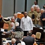 El tridente del poder en Cuba: el presidente del país, Miguel Díaz-Canel, alza el brazo al primer secretario de Partido Comunista de Cuba (PCC), Raúl Castro, aplaudidos por Manuel Marrero (a la derecha, de traje negro) este sábado en La Habana