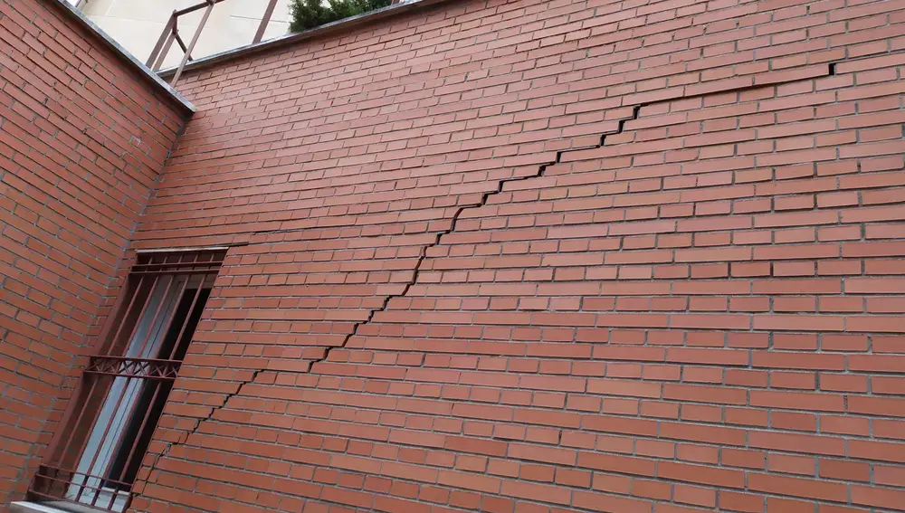 Las grietas inclinadas pueden indicar que existe un problema estructural de la cimentación de un edificio | Fuente: UPM Leganés