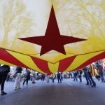 Una bandera independentista catalana en una protesta
