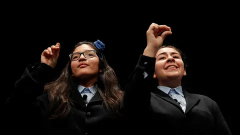 GRAF3300 MADRID, 22/12/2019.- Las niñas Wendy Elizabeth Laborde (d) y Nicole Elizabeth Valenzuela muestran las bolas del número 750 agraciado con el tercer premio del Sorteo Extraordinario de la Lotería de Navidad que se celebra este domingo en el Teatro Real de Madrid, dotado con 500.000 euros por serie (50.000 euros cada décimo) y que ha salido a las 11:11. horas. EFE/Chema Moya