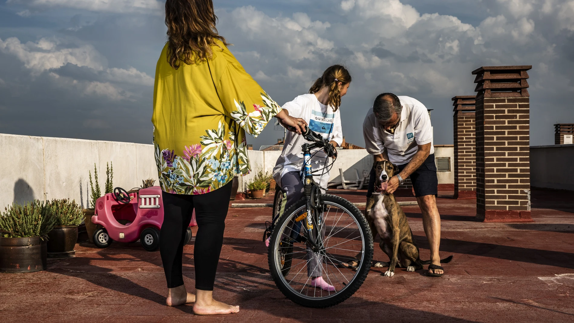 Niña adoptada debido a que sus padres biológicos padecían problemas con el alcohol.