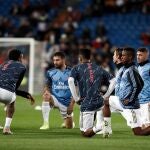 Los jugadores del Real Madrid calientan antes del partido contra el Athletic Club de Bilbao correspondiente a la decimoctava jornada de LaLiga Santander