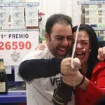 Dos personas celebran que les ha tocado 'El Gordo' de la Lotería de Navidad (discover)