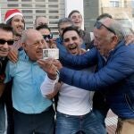 Varios clientes del restaurante Pepe, de San Vicente del Raspeig (Alicante) celebran el 26590, agraciado con el Gordo de la lotería de navidad. Basilio es el tercero por la izquierda, con camisa azul. EFE/ Morell