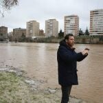 El alcalde de Valladolid, Óscar Puente observa la crecida del Pisuerga a su paso por la capital