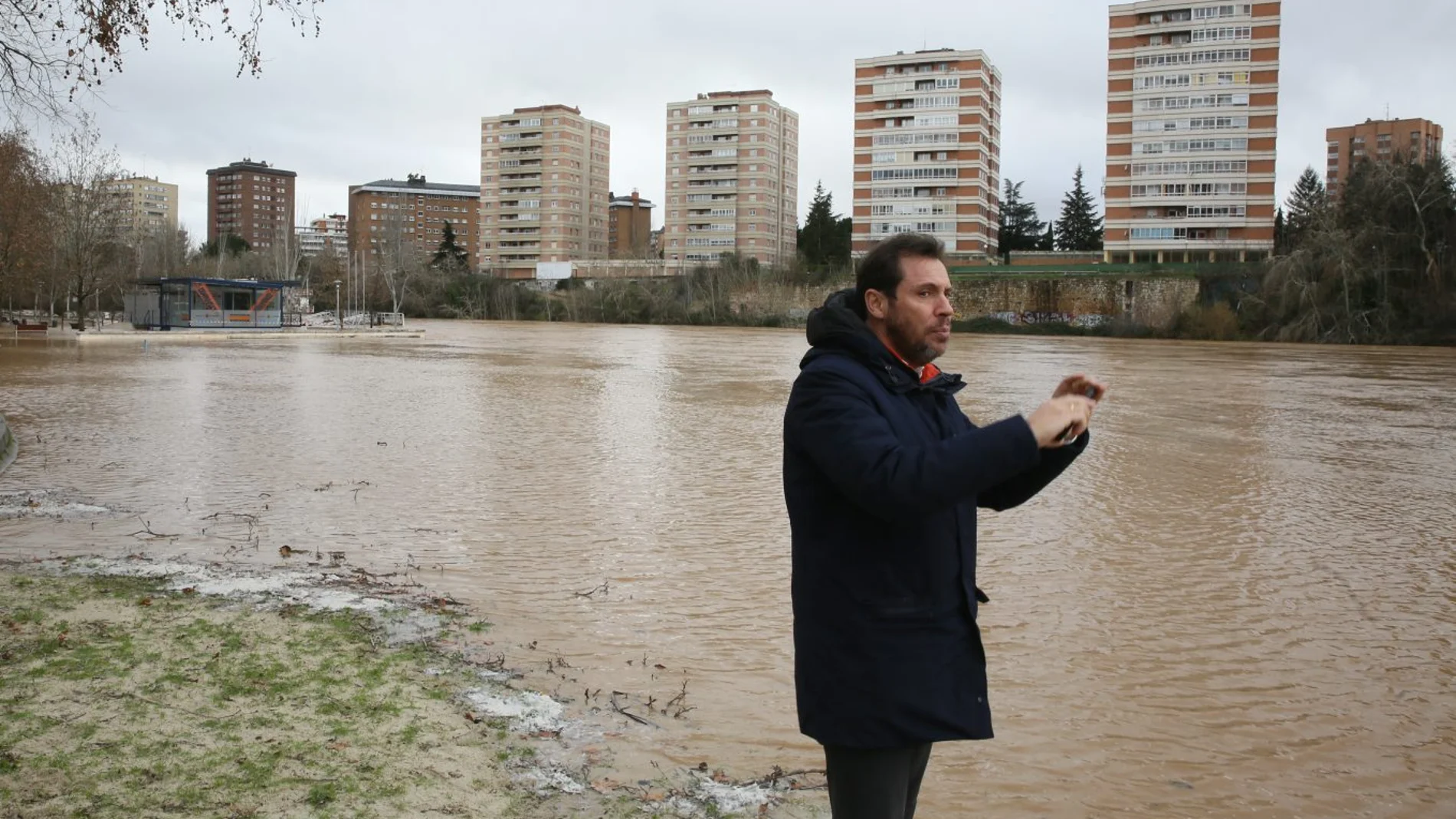 El alcalde de Valladolid, Óscar Puente observa la crecida del Pisuerga a su paso por la capital