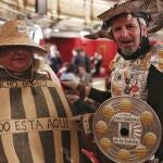 Dos hombres vestidos como Don Quijote y Sancho Panza asisten a la celebración del Sorteo Extraordinario de la Lotería de Navidad 2019 en el Teatro Real / Europa Press