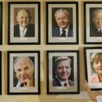 La gerente del restaurante Angelika Meixner coloca un retrato de la nueva canciller alemana, Angela Merkel, junto a fotos de sus predecesores en una pared en el restaurante 'Kanzlereck'